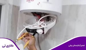 متخصص در حال تعمیر آبگرمکن برقی در منزل
